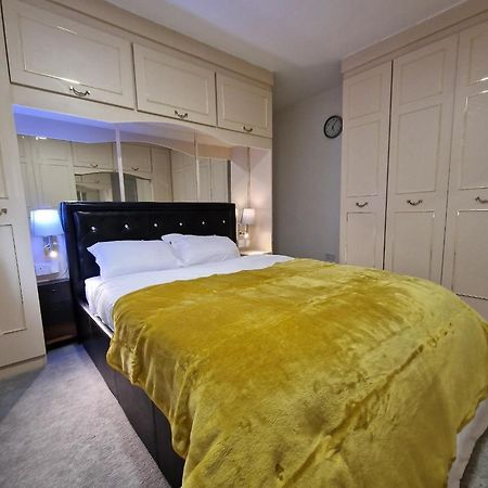Delightful & Spacious Guest House In Farnworth Near Bolton Hospital Экстерьер фото