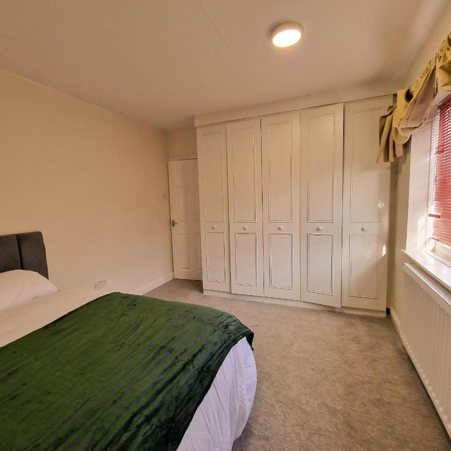 Delightful & Spacious Guest House In Farnworth Near Bolton Hospital Экстерьер фото