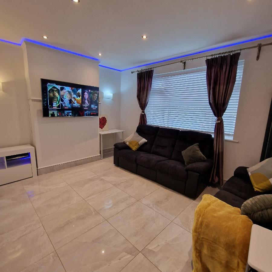 Delightful & Spacious Guest House In Farnworth Near Bolton Hospital Экстерьер фото