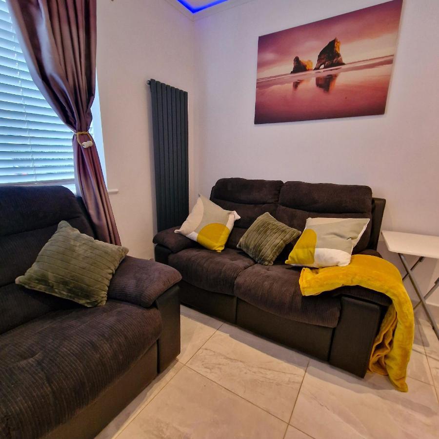 Delightful & Spacious Guest House In Farnworth Near Bolton Hospital Экстерьер фото
