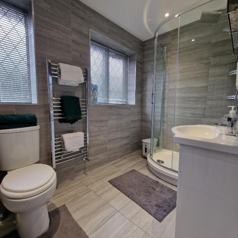 Delightful & Spacious Guest House In Farnworth Near Bolton Hospital Экстерьер фото