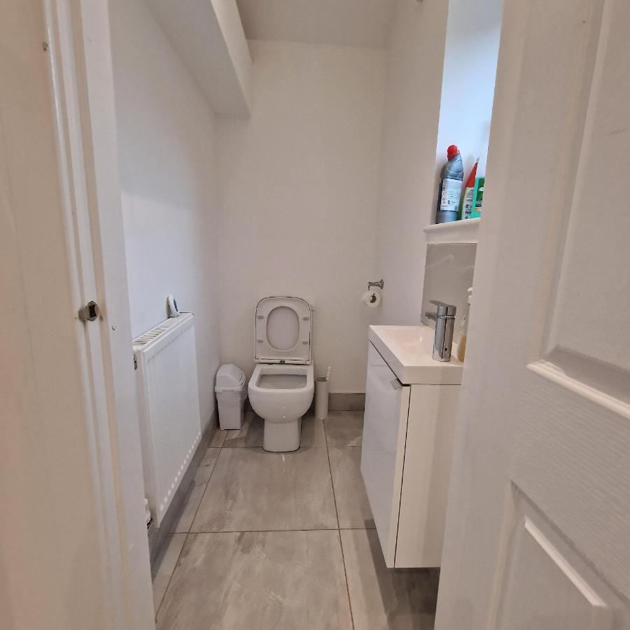 Delightful & Spacious Guest House In Farnworth Near Bolton Hospital Экстерьер фото