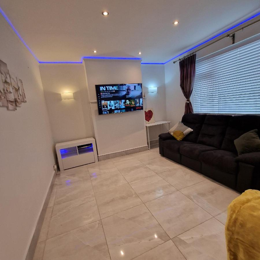 Delightful & Spacious Guest House In Farnworth Near Bolton Hospital Экстерьер фото